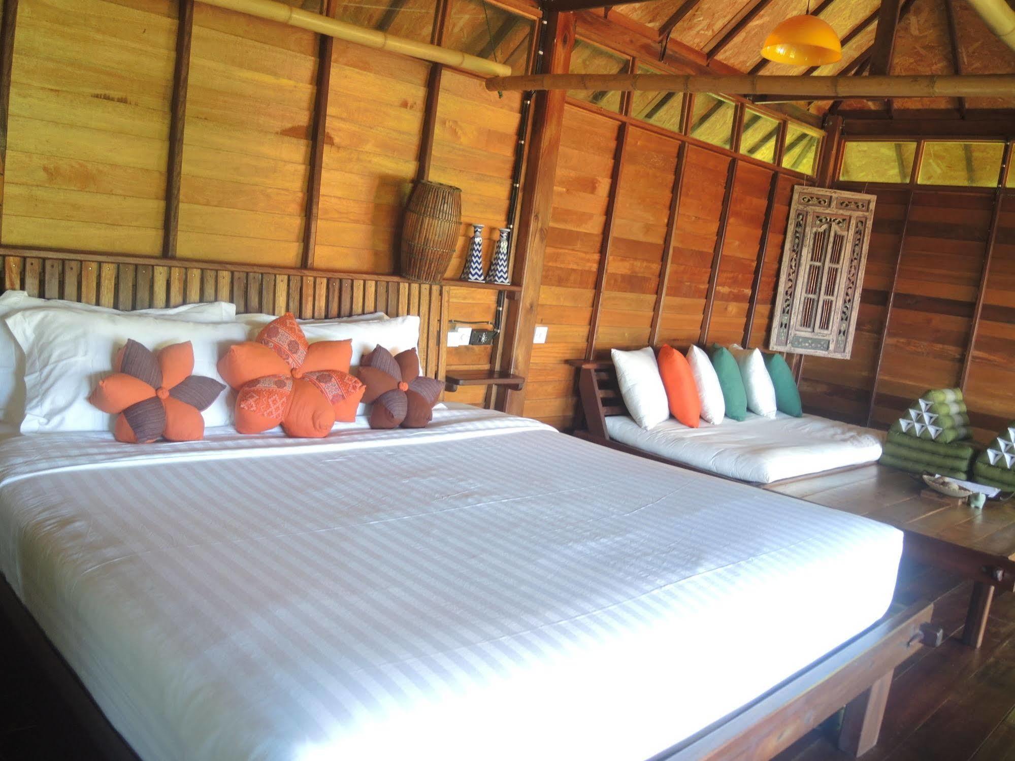 Serendipity Beach Resort Koh Lipe Eksteriør billede